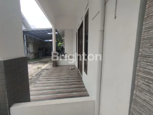 image DISEWAKAN: RUMAH LUAS 3 KT, SEMI-FURNISHED, LOKASI STRATEGIS (2)