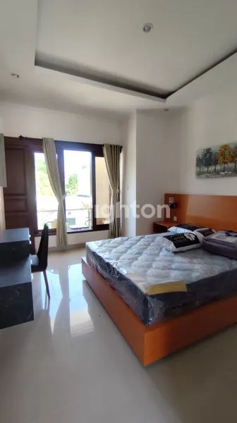 image DI JUAL / DI SEWAKAN RUMAH MODERN  BERNUASA VILLA FULL FURNISHED DENGAN KOLAM RENANG (3)
