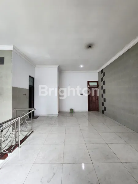 image RUMAH BESAR 2 LANTAI SHM DI GRIYA PERMATA HIJAU KALASAN (3)