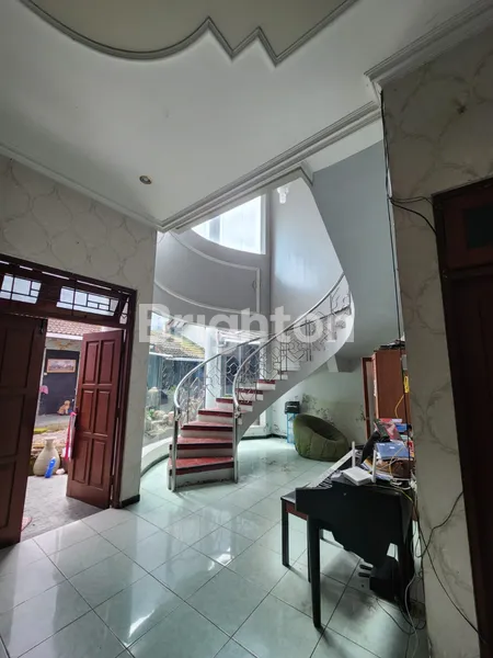 image RUMAH BESAR 2 LANTAI SHM DI GRIYA PERMATA HIJAU KALASAN (4)