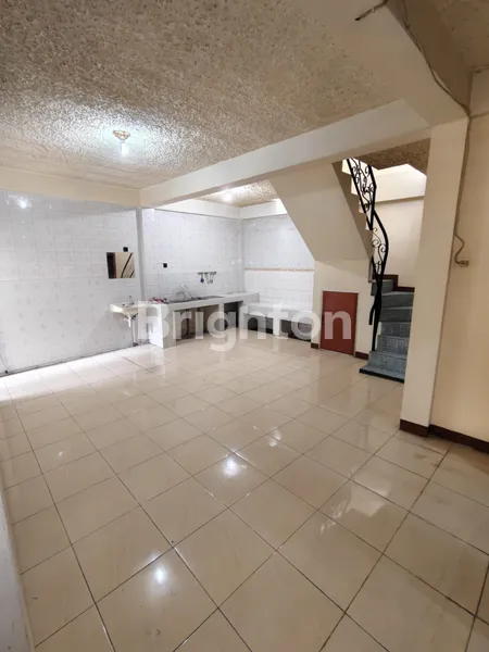 image  RUMAH SIMOKERTO SEMI FURNISH ROW 3 MOBIL DEKAT RS SOEWANDI (7)