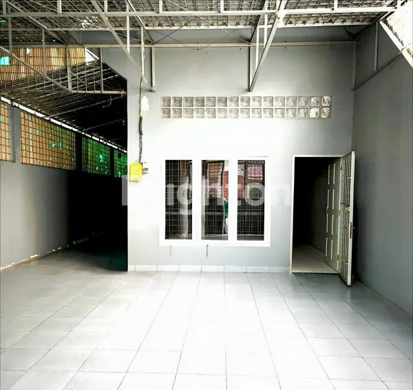 image RUKO HOOK 3 LANTAI SIAP HUNI, LT 150M² DI SIKAMBING (3)