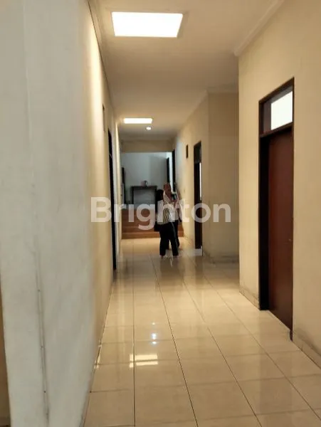 image RUMAH STRATEGIS SRENGSENG, 5 KT & CARPORT 4 MOBIL (2)