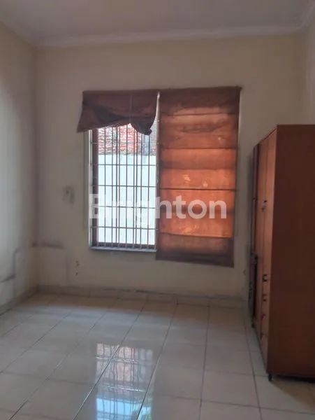 image RUMAH STRATEGIS SRENGSENG, 5 KT & CARPORT 4 MOBIL (5)