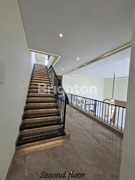 image RUMAH EXCULUSIVE 3 LANTAI SEMI FURNISH LENGKAP KOLAM RENANG DI BUKIT DANAU INDAH PIK 2 (7)