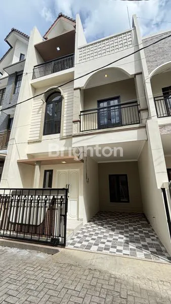 image RUMAH MODERN 3 LANTAI DI BLIMBING KOTA MALANG DEKAT DENGAN UNIVERSITAS BRAWIJAYA DAN POLITEKNIK NEGERI MALANG (1)