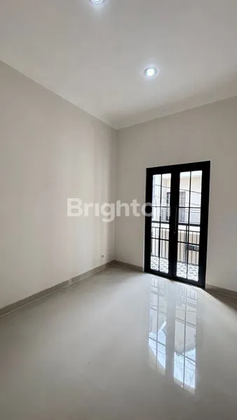 image RUMAH MODERN 3 LANTAI DI BLIMBING KOTA MALANG DEKAT DENGAN UNIVERSITAS BRAWIJAYA DAN POLITEKNIK NEGERI MALANG (4)