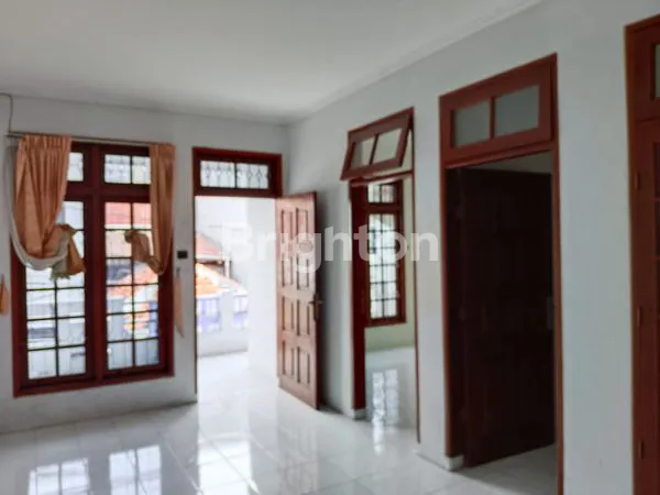 image DI JUAL CEPAT RUMAH 2 LANTAI SIAP HUNI DI TANJUNG DUREN - JAKARTA BARAT  (3)