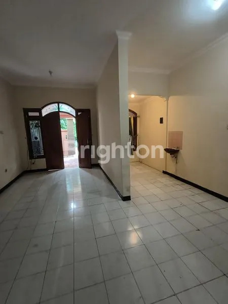 image RUMAH 1,5 LANTAI SIAP HUNI LOKASI SANGAT STRATEGIS DEKAT EXIT TOL (3)