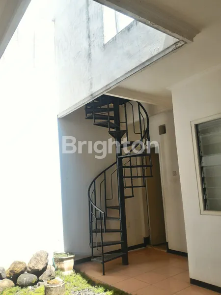 image RUMAH 2 LANTAI SIAP HUNI TELAGA GOLF ARAYA MALANG (2)