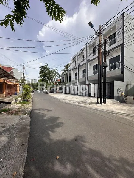 image RUMAH BARU DI TANJUNG DUREN JAKARTA BARAT (8)