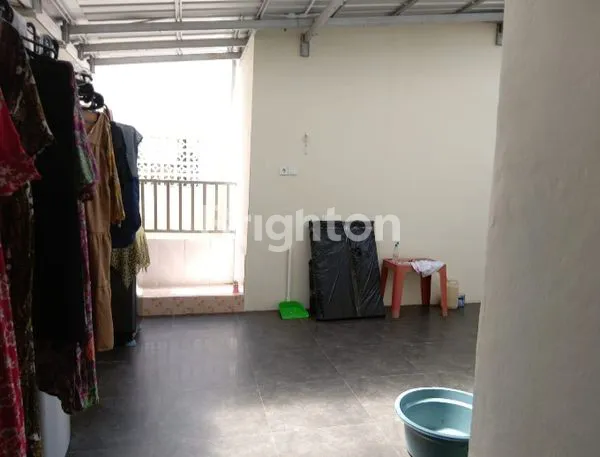 image DI JUAL RUMAH DENGAN HUNIAN YANG NYAMAN DAN STRATEGIS,FULL FURNIS,KULKAS ,KOMPOR GAS,AC-6 KAMAR,SOFA RUANG TAMU,MEJA MAKAN DAN PERABOTAN RUMAH TANGGA LAINYA (8)