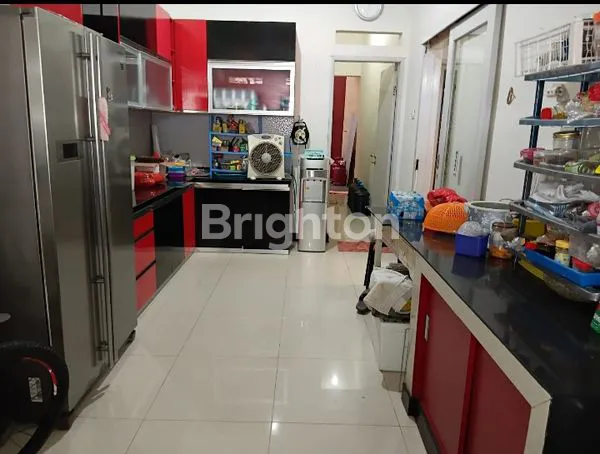 image DI JUAL RUMAH DENGAN HUNIAN YANG NYAMAN DAN STRATEGIS,FULL FURNIS,KULKAS ,KOMPOR GAS,AC-6 KAMAR,SOFA RUANG TAMU,MEJA MAKAN DAN PERABOTAN RUMAH TANGGA LAINYA (6)