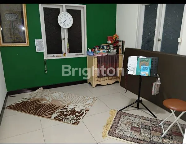 image DI JUAL RUMAH DENGAN HUNIAN YANG NYAMAN DAN STRATEGIS,FULL FURNIS,KULKAS ,KOMPOR GAS,AC-6 KAMAR,SOFA RUANG TAMU,MEJA MAKAN DAN PERABOTAN RUMAH TANGGA LAINYA (7)