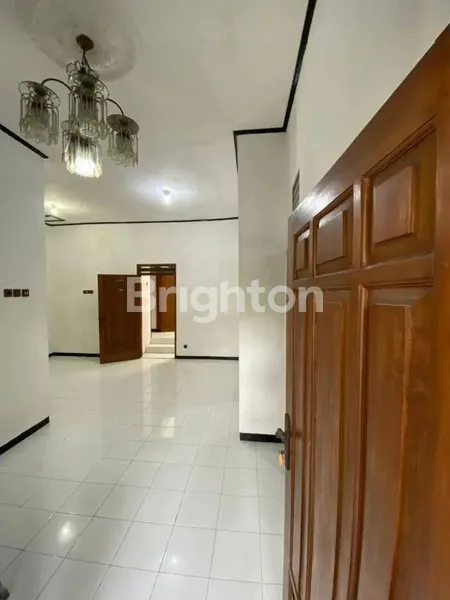 image DIJUAL RUMAH SECOND RUNGKUT MAPAN BARAT BUTUH RENOV, LOKASI STRATEGIS DEKAT KAMPUS UPN, DEKAT PERKANTORAN  (3)
