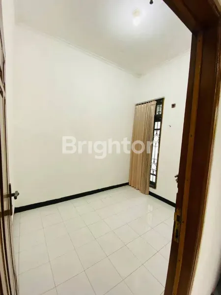 image DIJUAL RUMAH SECOND RUNGKUT MAPAN BARAT BUTUH RENOV, LOKASI STRATEGIS DEKAT KAMPUS UPN, DEKAT PERKANTORAN  (4)