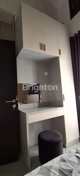 image DISEWAKAN RUMAH FULLFURNISH TENGAH KOTA BERNUANSA MINIMALIS LOKASI DALAM PERUMAHAN GRAND CITY AMAN NYAMAN HARGA NEGO (8)