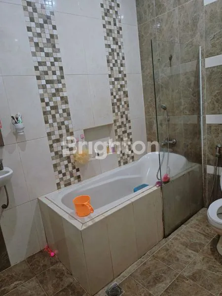 image RUMAH 3 LANTAI FULL FURNISHED DEKAT RS LAVALETTE KOTA MALANG (7)