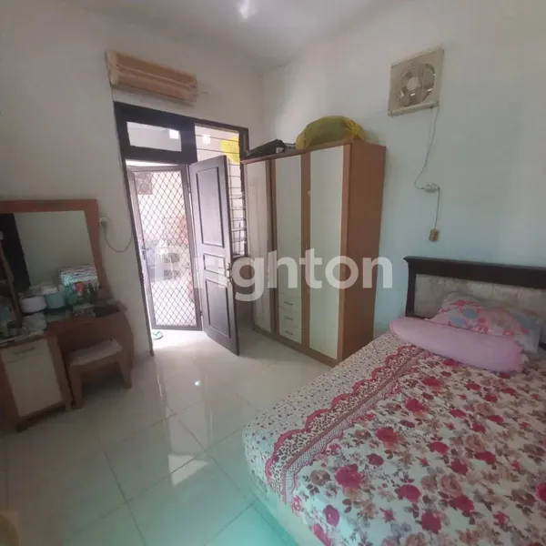 image RUMAH SECOND TERAWAT MANYAR STRATEGIS PUSAT KOTA, BEBAS BANJIR, DEKAT NGINDEN (2)