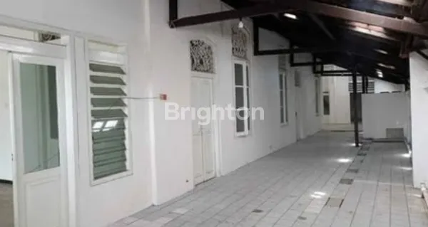 image DIJUAL RUMAH JALAN NIAS TENGAH KOTA SURABAYA COCOK UNTUK USAHA, KANTOR ATAU CAFE, BANGUNAN KOKOH  (3)