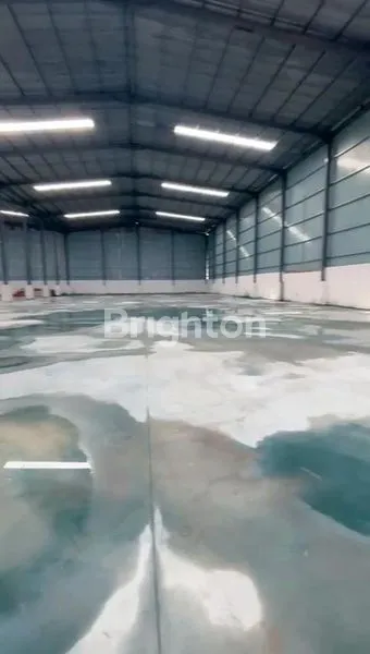 image GUDANG BARU SIAP PAKAI KEC. SEPATAN KAB. TANGERANG UK. 24X60 M2 READY 5 UNIT LUAS GUDANG 1440 M2 LANTAI BETON CEILING 13 METER ADA AREA PARKIR RUANG TERBUKA HIJAU KANTOR DAN RUANG SANTAI TERSENDIRI ROW JALAN KONTAINER DALAM KOMPLEK GUDANG CCTV 24 JAM (5)