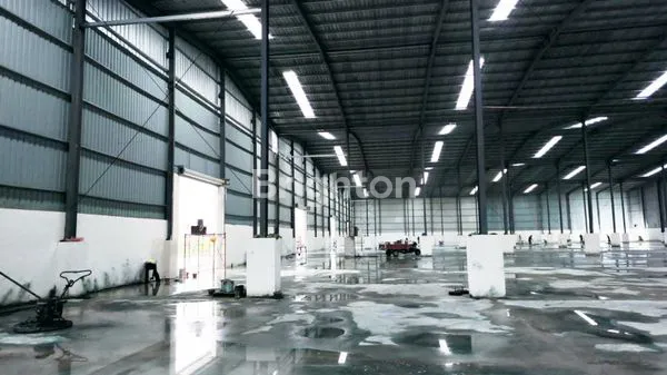 image GUDANG BARU SIAP PAKAI KEC. SEPATAN KAB. TANGERANG UK. 24X60 M2 READY 5 UNIT LUAS GUDANG 1440 M2 LANTAI BETON CEILING 13 METER ADA AREA PARKIR RUANG TERBUKA HIJAU KANTOR DAN RUANG SANTAI TERSENDIRI ROW JALAN KONTAINER DALAM KOMPLEK GUDANG CCTV 24 JAM (4)