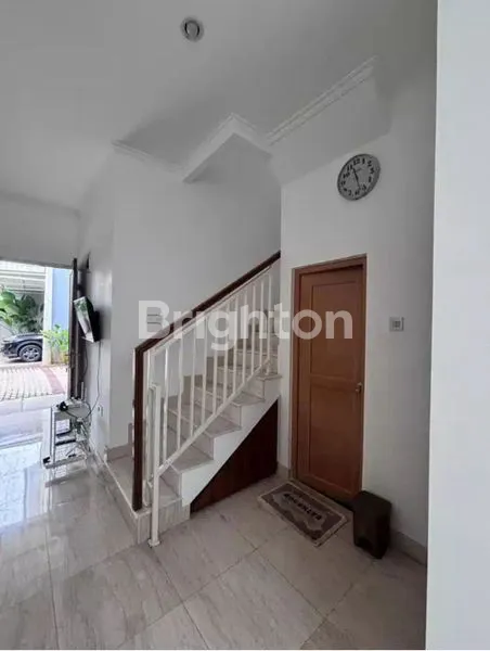 image HUNIAN CANTIK DEKAT DENGAN UI  (3)