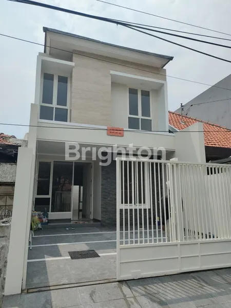 image RUMAH MEWAH 2 LANTAI DI MANYAR TIRTOASRI - ROW JALAN 3 MOBIL! (1)