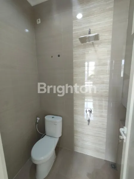 image RUMAH MEWAH 2 LANTAI DI MANYAR TIRTOASRI - ROW JALAN 3 MOBIL! (4)