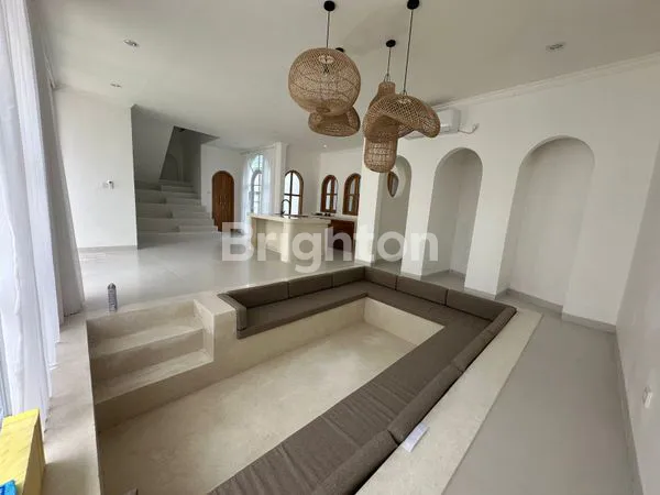 image FOR RENT – STYLISH 3 BEDROOMS HOUSE IN PRIME CANGGU AREA (7)