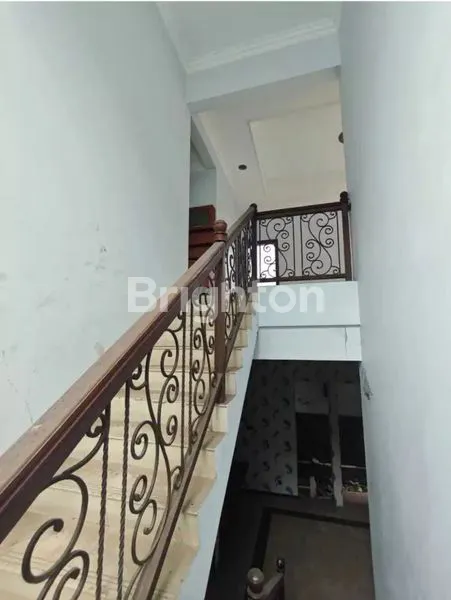 image RUMAH 2LT DI NOL JALAN UTAMA GAYUNGSARI (5)
