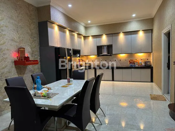 image VILLA MEWAH DAN ELIT CEMARA HIJAU (2)