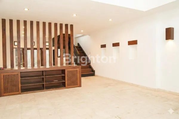 image RUMAH MEWAH 2 LANTAI + POOL DI JL IMAM BONJOL (5)