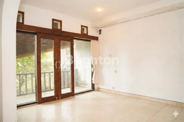 image RUMAH MEWAH 2 LANTAI + POOL DI JL IMAM BONJOL (7)