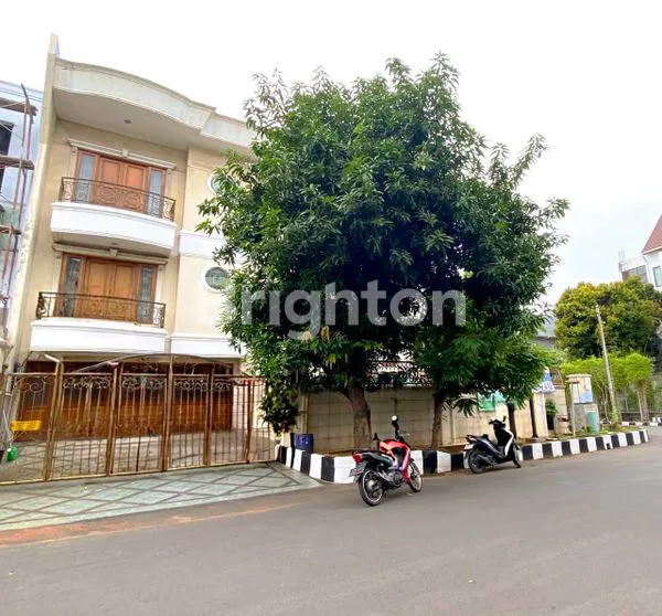 image RUMAH HOOK LUAS 419M² JUAL DI BAWAH NJOP DI SUNTER AGUNG JAKARTA UTARA (1)