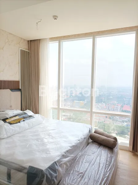 image APARTEMEN ONE ICON PUSAT TENGAH KOTA SBY, DEKAT TP, MEWAH MODERN 3BR FULL FURNISHED BARU (3)