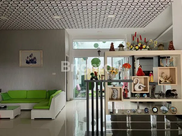 image RUMAH 2LT UKURAN JUMBO PARKIRAN LUAS PUSAT KOTA PONTIANAK (2)