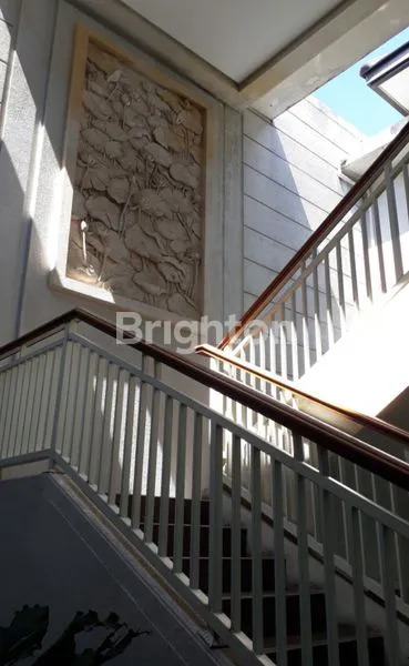 image RUMAH MEWAH DI DHARMAHUSADA INDAH ADA KOLAM RENANG DEKAT KERTAJAYA DAN GALAXY MALL (3)