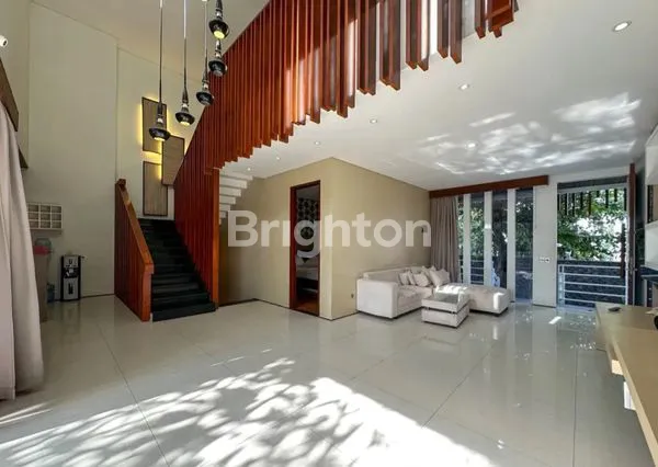 image DIJUAL RUMAH STYLE VILLA MEWAH BERLOKASI STRATEGIS DI JALAN TAMAN WEDASARI, DENPASAR BARAT (8)