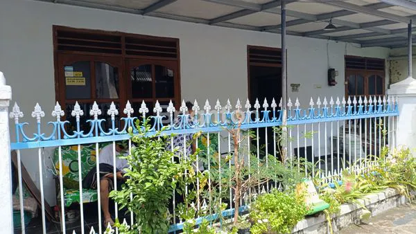 image RUMAH DI AREA PADAT PENDUDUK, DEKAT SMA2 DAN BONAVENTURA DAN SANTO YUSUF (2)