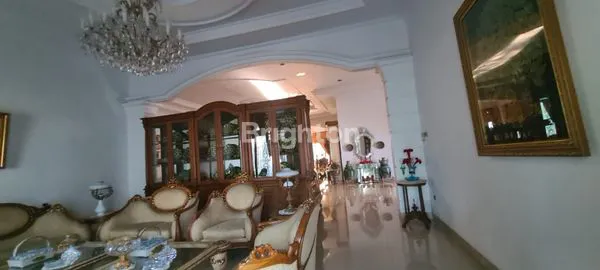 image RUMAH MEGAH DIPUSAT KOTA (6)