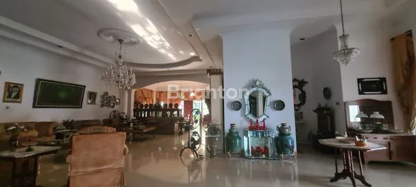 image RUMAH MEGAH DIPUSAT KOTA (7)