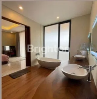 image RUMAH 4 LANTAI EXCLUSIVE LUXURY RESIDENCE MODERN TROPIC MINIMALIS DENGAN ROOFTOP CITY VIEW DESIGN BY  ARSITEK TERNAMA DI PULOMAS, JAKARTA TIMUR (2)