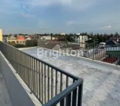 image RUMAH 4 LANTAI EXCLUSIVE LUXURY RESIDENCE MODERN TROPIC MINIMALIS DENGAN ROOFTOP CITY VIEW DESIGN BY  ARSITEK TERNAMA DI PULOMAS, JAKARTA TIMUR (6)