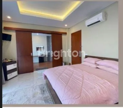 image RUMAH 4 LANTAI EXCLUSIVE LUXURY RESIDENCE MODERN TROPIC MINIMALIS DENGAN ROOFTOP CITY VIEW DESIGN BY  ARSITEK TERNAMA DI PULOMAS, JAKARTA TIMUR (4)