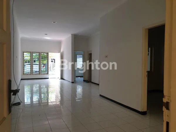 image RUMAH 1 LANTAI SIAP PAKAI, SUDAH RENOVASI, 3+1 KAMAR TIDUR DALAM KOMPLEK ONE GATE ARAYA 2, DEKAT KE RAYA MERR (3)