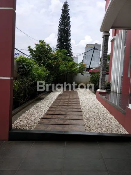 image RUMAH MEWAH 3 LANTAI POSISI HOOK KOMPLEK GREENVILLE JAKARTA BARAT (2)