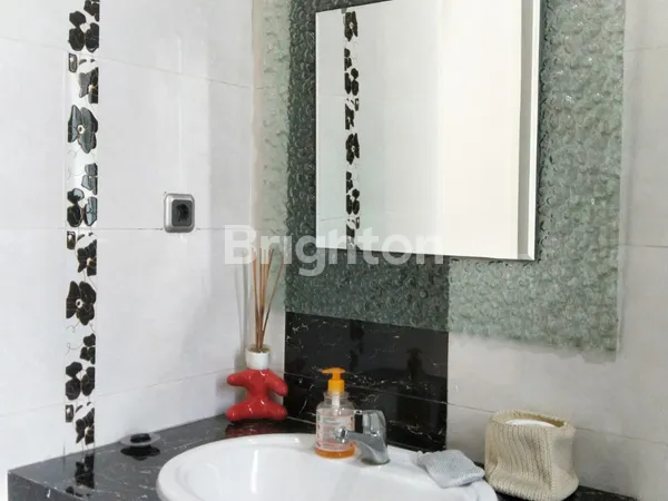 image RUMAH MEWAH 3 LANTAI POSISI HOOK KOMPLEK GREENVILLE JAKARTA BARAT (4)