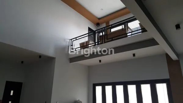 image RUMAH MEWAH 2.5 LANTAI DI SIDOSERMO, LT/LB 400M² (7)