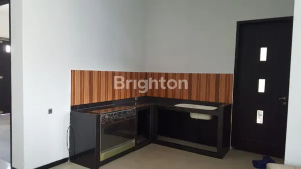 image RUMAH MEWAH 2.5 LANTAI DI SIDOSERMO, LT/LB 400M² (2)